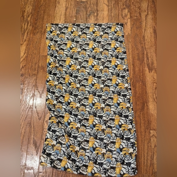 Minions Infinity Scarf,  Despicable Me graphic, excellent condition, as new - Picture 2 of 4